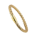 Detail eines goldenen geflochtenen Lederarmbands mit sicherem Magnetverschluss aus Metall - Gold