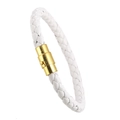 Geflochtenes weißes Lederarmband mit poliertem goldenem Magnetverschluss vor weißem Grund - Weiß