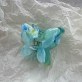 Détail de la pince papillon en acétate marbré bleu et vert avec ressort en métal - Bleu