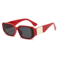 Retro rechthoekige zonnebril met dik rood montuur en gouden ornamenten - Rood Frame Zwart Grijze Lenzen