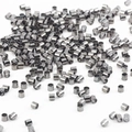 Makroaufnahme winziger zylindrischer Metall-Quetschperlen für DIY-Schmuckherstellung - 1.5mm / Gunmetal