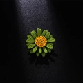 Spilla a margherita in smalto verde e giallo con finitura opaca su fondo scuro - Verde