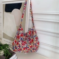 Dettaglio di una borsa shopper floreale con motivi rossi e blu su tela di alta qualità - Fiori Colorati