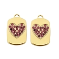 Dettaglio di ciondoli rettangolari dorati con strass a forma di cuore color magenta - Rosa