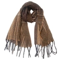 Détail d'une écharpe en maille marron avec motifs à rayures et finitions à franges - 185x65+10cm / Marron