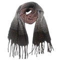 Vue détaillée d'une écharpe en tricot d'hiver avec dégradé rose et longues franges - Rose Noir Bleu