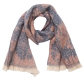 Detailaufnahme von Winterschal mit blaugrauem Blumenmuster und weichen beige Fransen - Tiffany Blau