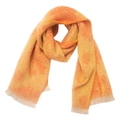 Nahaufnahme des orange-gelben Strickschals mit dezentem Kreismuster und Fransen-Details - Orange & Gelb