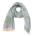 Nahaufnahme von weichem blau-grünem Batikschal mit beigem Rippenranddetail - Cyan