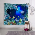 Détail d'un imprimé haute définition de dauphins et récifs sur une tapisserie murale - Joli dauphin