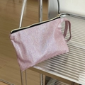 Detailaufnahme der rosa Glitzer-Kosmetiktasche mit Metall-Reißverschluss auf Silberregal - Rosa Glitzer