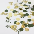 Nahaufnahme von goldenen MR & MRS Pailletten mit grünen Blättern und Konfetti-Set - Blätter + Gold MR & MRS + Gold/Grün/Weiße Kreise (100pcs)