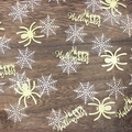 Goldenes Halloween Konfetti mit Spinnen und Spinnweben auf dunklem Holztisch - Gold Happy Halloween + Goldene Spinne + Weißes Spinnennetz / 100 Stück