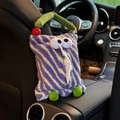 Dettaglio del porta fazzoletti auto mostro di peluche a righe viola sul retro del sedile - Righe Viola e Gialle