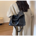 Borsa tote classica in pelle PU nera con tracolla intrecciata indossata da modella - Nero