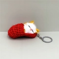 Detail van schattige slapende kat sleutelhanger met pluche kop en rood gebreid lichaam - Rood