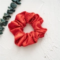 Chouchou en velours rouge à pois blancs pour coiffure de Noël sur fond blanc texturé - Pois rouges