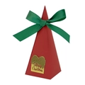 Rote Weihnachtskarton-Pyramide mit grüner Satinschleife und goldenem Anhänger - Geschenkbox-Stil