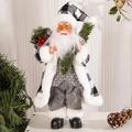 Dettaglio della statuetta di Babbo Natale da 30 cm con motivo scozzese e rami di pino - Stile Ramo 12 Pollici
