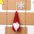 Detail eines Weihnachtsgnom-Anhängers mit roter Strickmütze und langem weißem Bart - Rot Typ C