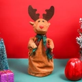 Dettaglio di renna di Natale in peluche con naso rosso e sciarpa a quadri verde rossa - Renna rotante media Giocattolo