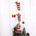 Dettaglio di tre Babbo Natale che salgono su una scala in legno bianco su una tenda bianca - Scala 3 Persone (Babbo Natale 25cm)
