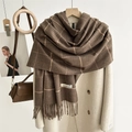 Eleganter brauner Hahnentritt-Schal mit Quasten und stilvoller, weicher Textur - Braun