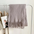 Dettaglio della sciarpa taupe in finto cashmere con spesse frange su gruccia - Grigio