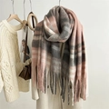 Dettaglio della sciarpa in mohair a quadri rosa e grigi con frange morbide - Rosa Grigio