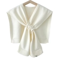 Scialle decorativo in maglia bianca con nodo unico esposto su gruccia di legno - Bianco