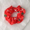 Détail du chouchou en satin rouge avec imprimés Père Noël et arbres de Noël - Style 6 (Imprimé Père Noël Rouge)