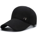Klassische schwarze Canvas-Baseballkappe mit silbernem Metallbuchstaben M an der Seite - Einheitsgröße / Schwarz