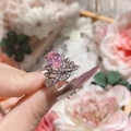 Primer plano de un anillo de corona con piedra rosa de pera y montura plateada en mano - Abierto Ajustable / Plata Circonita Rosa