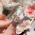 Detalle macro del anillo corona de plata con gran gema amarilla y circonitas brillantes - Abierto Ajustable / Plata Zirconia Dorada