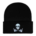 Detailaufnahme weißer Totenkopf-Stickerei auf schwarzer Strickmütze für Winter - Skelett Hand Schwarz