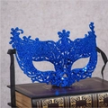 Masque vénitien bleu à paillettes avec rubans noirs sur fond de livre vintage de luxe - Bleu