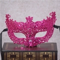 Masque de mascarade vénitien rose avec paillettes sur un livre décoratif rétro - Rouge Rose