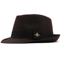 Détail du chapeau fedora en feutre de laine marron foncé avec ruban noir et breloque abeille - M / Brun Foncé