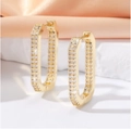 Elegante vergulde rechthoekige oorringen met drie rijen micro-pave zirkonia - U-vorm / Goud