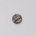 Detailansicht eines 6mm Harzkristalls mit unregelmäßiger Glitzerstruktur und Metallglanz - 6mm / Metallisches Silber (6)