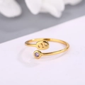 Dettaglio macro dell'anello da piede in argento S925 dorato con gemma viola e incisione - Oro Cancro
