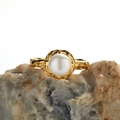 Anello vintage dorato martellato con perla d'acqua dolce bianca su base in pietra - Anello in Argento con Perla Naturale (Oro)