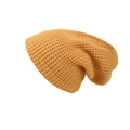 Detailaufnahme der ingwergelben Strickmütze mit hohler Netzstruktur und weicher Textur - Ingwergelb