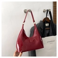 Detalle de bolso hobo de charol burdeos brillante con hebilla metálica dorada elegante - Rojo