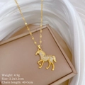 Detailweergave van paardenhanger met strassteentjes en afmetingen op beige juwelendoosje - Gouden Paardenhanger (A527 Titanium Stalen Ketting Koperen Micro-geplaveide Hanger)
