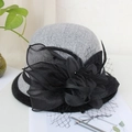 Détails du chapeau en feutre de laine avec voile en maille et fleurs noires à plumes - Gris