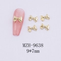 Dettaglio dei charm per unghie a fiocco dorato 9x7mm con dimensioni ed effetto 3D sulle unghie - 9*7mm / Fiocco Dorato-9638