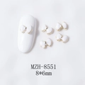 Vista detallada de dijes para uñas MZH-8551 de lazo blanco con borde dorado y 8x6mm - Blanco