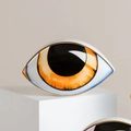 Adorno de cerámica Ojo Turco con iris naranja y marco dorado sobre pedestal blanco - Naranja