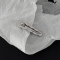 Dettaglio del fermaglio ondulato in metallo argentato con finitura a specchio lucida - Stile Ondulato Argento